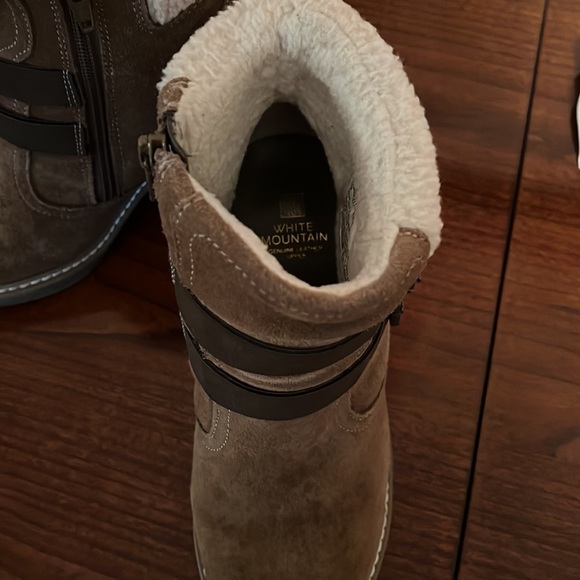 Booties, warm winter. Zipper side, suede.   Super cute! - Picture 2 of 7